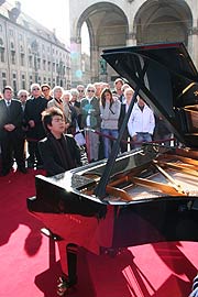 Lang Lang kam am 1.7.2007 Stargast zu "Klassik auf dem Odeonsplatz" (Foto: Martin Schmitz)